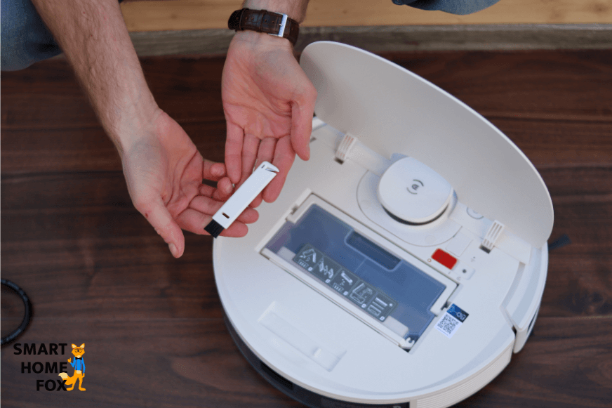 Die Reinigungsbürste des Ecovacs Deebot N8 PRO wird in den Händen gehalten